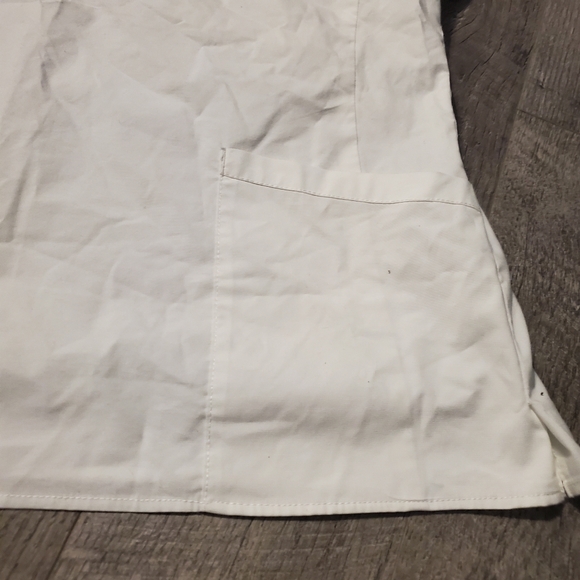 White wonderwink scrub top - Picture 2 of 5